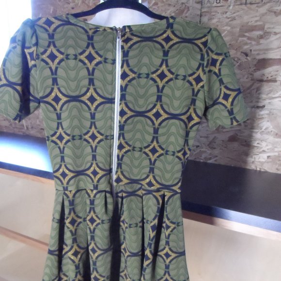 LuLaRoe Green/Black/Yellow Pleated Amelia Dress XS Women's Short-Sleeve Pockets - Picture 4 of 5